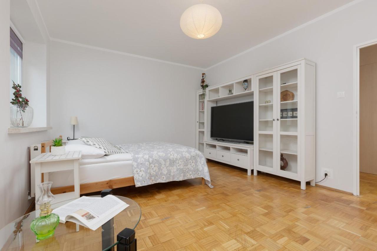 Studio Bielany With Home Office Near Metro Station By Noclegi Renters Varsóvia Exterior foto