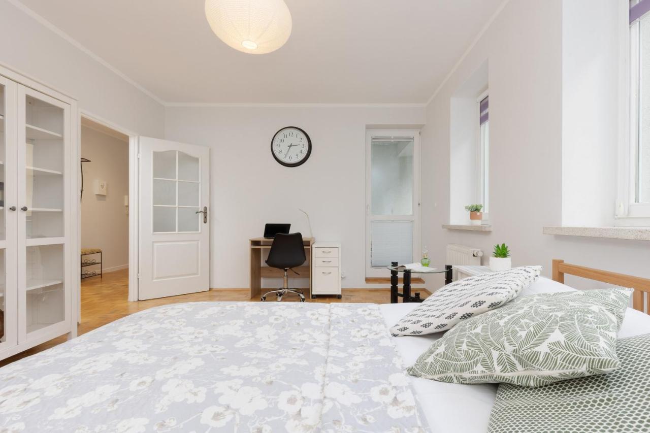 Studio Bielany With Home Office Near Metro Station By Noclegi Renters Varsóvia Exterior foto